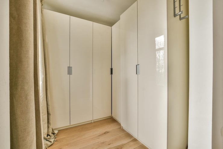 White built-in wardrobes in a modern room corner | Al Janah Al Malaky